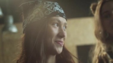 Arkadaşları arkasından hamleleri tekrarlarken bandanalı kız dans ediyor. Yüksek kalite 4k görüntü