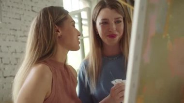 Genç ve güzel bir Igbt çifti resim yapmaya hazır gülümsüyor ve sarılıyor, ağır çekimde. Yüksek kaliteli FullHD görüntüler