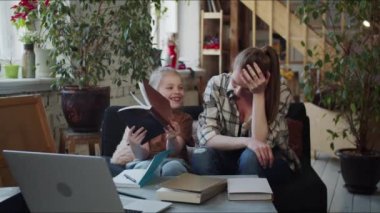 Liseli kızın ev ödevinde yardıma ihtiyacı var. Çocuk histerik bir şekilde annesinden yardım ister, yüzünü buruşturur ve gürültü yapar. Yüksek kalite 4k görüntü