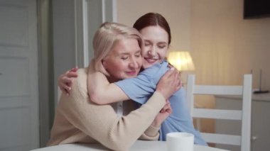 Genç bir kız emekli annesine sevgisini gösterir. Birbirlerine bağlılar. Yüksek kalite 4k görüntü