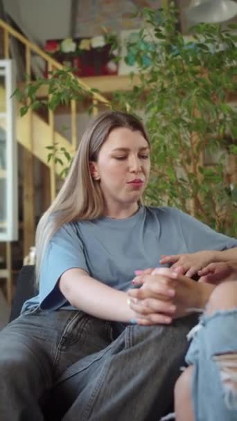 Dvě Atraktivní Dívky Sedí Obývacím Pokoji Pohovce Mluví Spolu Drží — Stock video
