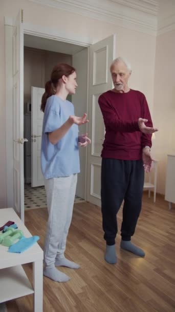 Pensionné Fille Adulte Préparent Formation Ils Recherchent Une Vidéo Avec — Video