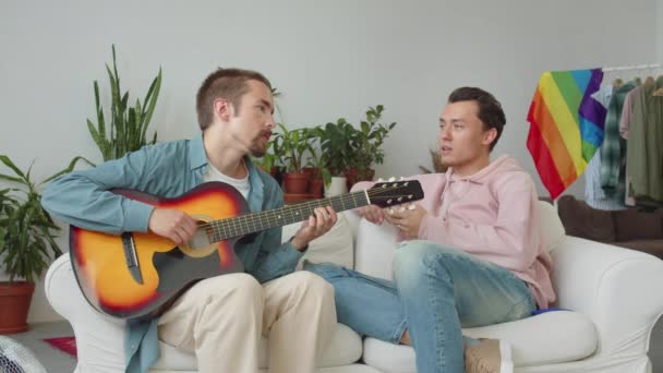 Lgbt Män Spelar Gitarr Tillsammans Sjunger Låtar Och Nickar För — Stockvideo