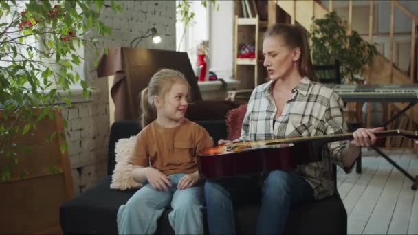Holka Odmítá Naučit Hrát Kytaru Dává Své Matce Nadává Vyjadřuje — Stock video