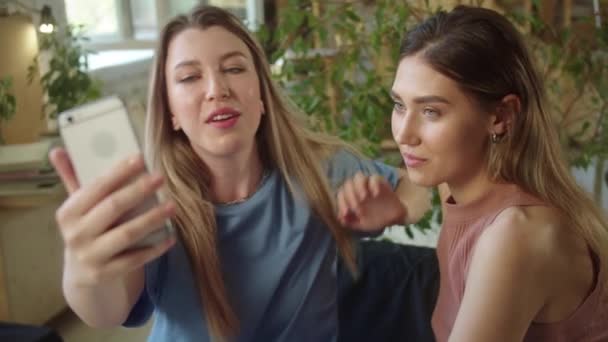Dos Chicas Encantadoras Están Tomando Fotos Sensuales Juntas Por Teléfono — Vídeos de Stock