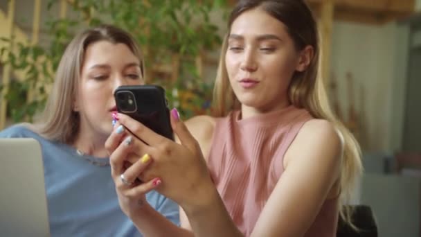 Két Gyönyörű Fiatal Hölgy Keres Interneten Keresztül Laptopon Beszélgetnek Mosolyognak — Stock videók