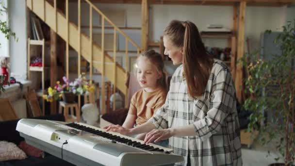 Een Jonge Tutor Speelt Een Melodie Een Elektronische Piano Waarna — Stockvideo