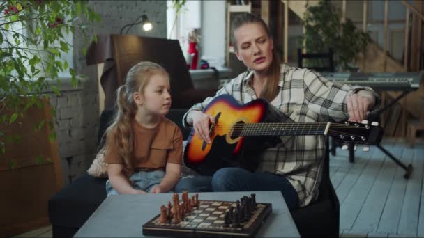 Bir Kadın Bir Çocukla Kanepede Oturuyor Bayan Gitarın Akort Mandallarını — Stok video
