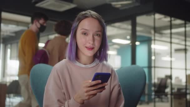 Una Joven Estudiante Sienta Silla Lee Postes Internet Luego Mira — Vídeo de stock