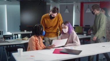 Öğrenciler seminer için sınıfa geliyorlar, birbirlerini selamlıyorlar ve gülümsüyorlar, öğrencilerden biri profesörlerine ev ödevi hakkında bazı sorular soruyor. Yüksek kalite 4k görüntü