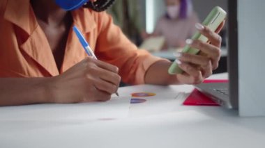 Çekici genç bir Afrikalı profesör internette araştırma yapıyor ve seminere hazırlanıyor, yavaş çekimde. Yüksek kalite 4k görüntü