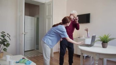 Koç ve eski hastası fizik tedavi görüyorlar. İpucu olarak dizüstü bilgisayarı kullanıyorlar. Kafa sallıyorlar. Yüksek kalite 4k görüntü