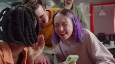 Mola sırasında öğrenciler profesörlerine komik bir video gösteriyorlar ve birlikte gülüyorlar, yavaş çekimde yaklaşıyorlar. Yüksek kalite 4k görüntü