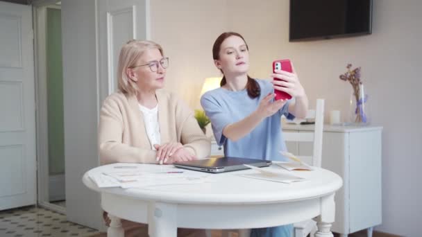 Eldre Jente Tar Selfie Med Sitt Voksne Barnebarn Smiler Søtt – stockvideo
