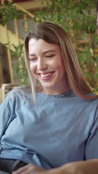 Twee Mooie Jongedames Zoeken Het Internet Laptop Discussiëren Glimlachen Hoge — Stockvideo