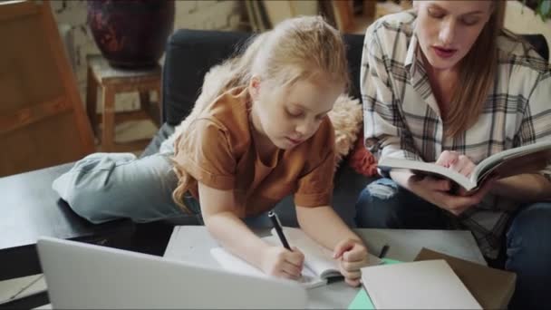 Børneudviklingsspecialist Studerer Børns Adfærd Hun Interesseret Billederne Tegnet Pigen Høj – Stock-video