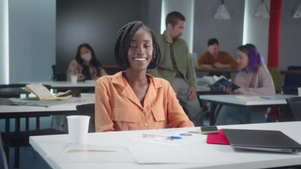 Mladý Africký Student Sedící Stolu Třídě Dívá Kamery Usmívá Zpomaluje — Stock video