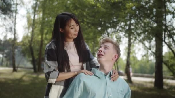 Uma Menina Asiática Muito Jovem Está Acariciando Ombros Seus Namorados — Vídeo de Stock