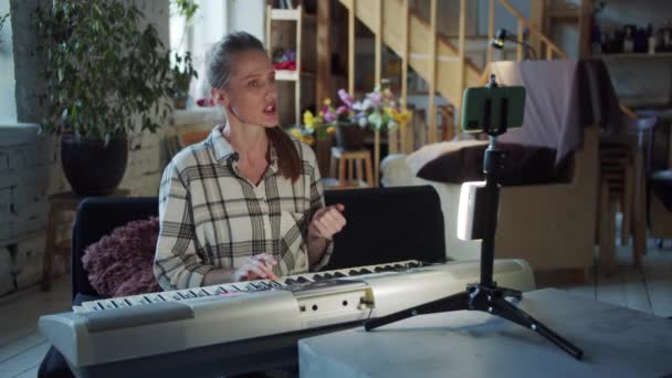 Seorang Guru Musik Mengajarkan Seorang Siswa Untuk Bernyanyi Mereka Berkomunikasi — Stok Video