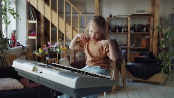 Dziewczyna Robi Miny Grymasy Siedzi Przed Syntezatorem Zamiast Grać Muzykę — Wideo stockowe