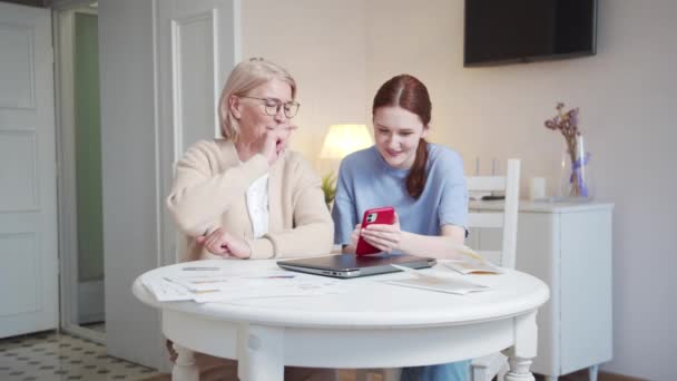 Girl Together Her Grandmother Glasses Flips Pictures Internet Use Phone — ストック動画