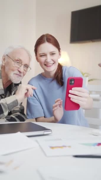 Vrouw Haar Grijsharige Vader Met Bril Gebruikt Telefoon Videocommunicatie Met — Stockvideo