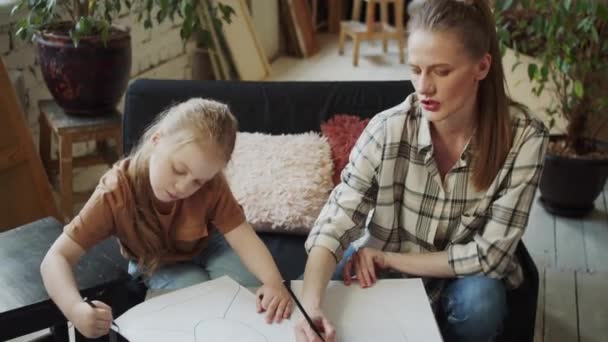 Governess Child Sitting Sofa Drawing Girl Draws Human Head Woman — Stockvideo