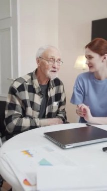 Dedem ve blogcu kız telefonun önünde tripodun üzerinde oturuyorlar. Seyirciyi selamlıyorlar ve birbirlerini tanıtıyorlar. Yüksek kaliteli FullHD görüntüler