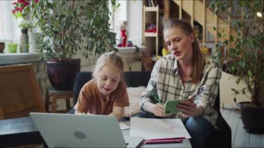 Bekar bir anne ve çocuğu büyük bir odadaki bir kanepede oturuyorlar. Telefonlarından ve laptoplarından çizim dersleri izlerler ve çizimleri tekrarlamaya çalışırlar. Yüksek kalite 4k görüntü