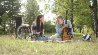 En iyi iki arkadaş halka açık parkta birlikte oturuyor, konuşuyor ve gözlerini kaçırıyorlar. Yüksek kalite 4k görüntü