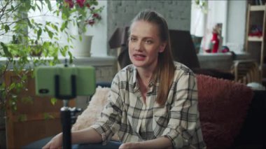 Oturma odasındaki kanepede bir kadın oturuyor. Tripoda monte edilmiş bir telefonla filme alınır. Satrancın kurallarını söyler ve tahtayı gösterir. Yüksek kalite 4k görüntü