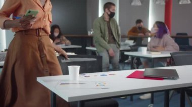 Profesör oditoryuma gelir, oturur ve internette arama yapar. Yüksek kalite 4k görüntü