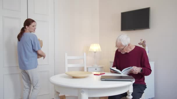 Das Mädchen Brachte Lebensmittel Aus Dem Geschäft Für Ihre Betagte — Stockvideo