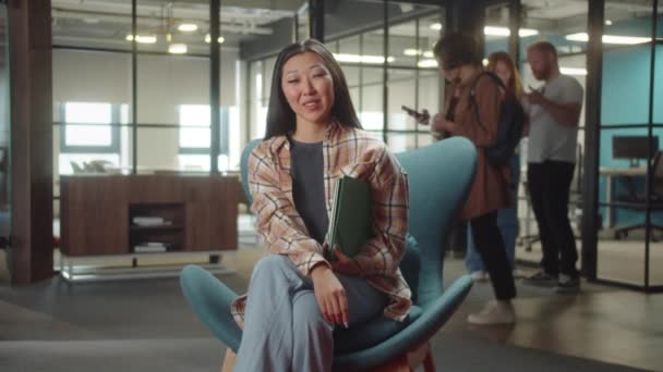 Una Joven Asiática Está Sentada Silla Universidad Sonriendo Mirando Cámara — Vídeos de Stock