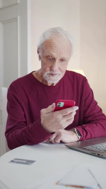 Yaşlı Bir Adam Ailesi Arkadaşlarıyla Video Görüşmesi Yoluyla Iletişim Kurar — Stok video