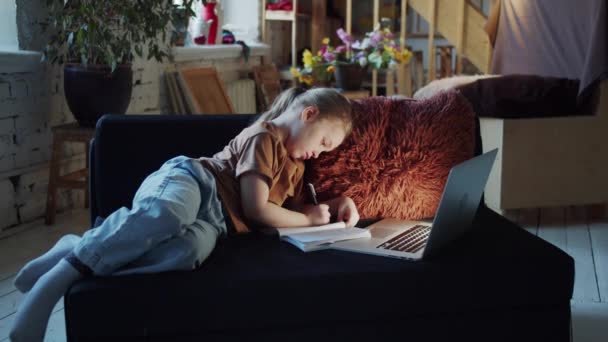 Ragazza Diligentemente Scrive Notebook Sdraia Sul Divano Guarda Lezioni Sullo — Video Stock