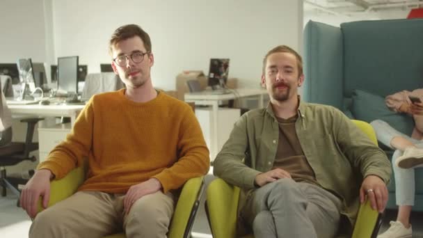 Δύο Ενήλικες Φοιτητές Κάθονται Μαζί Στη Ζώνη Ανάπαυσης Του Πανεπιστημίου — Αρχείο Βίντεο