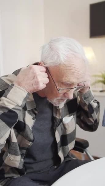 Důchodce Invalidním Vozíku Poslouchá Příjemnou Hudbu Přes Bluetooth Sluchátka Jeho — Stock video