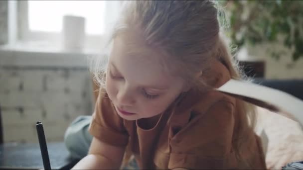 Das Kind Liegt Auf Dem Sofa Sie Zeichnet Auf Papier — Stockvideo