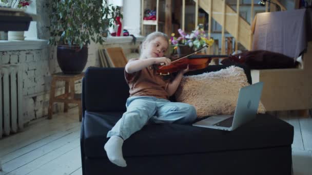 Ein Teenager Mädchen Lernt Geige Spielen Durch Die Lektionen Aus — Stockvideo