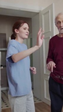 Genç bir kadın akıllı telefonundan yayın yapmaya başlıyor. O ve yaşlı babası ne yapacakları hakkında konuşuyorlar ve güzel bir sohbet ediyorlar. Yüksek kaliteli FullHD görüntüler