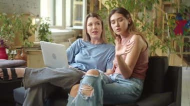 İki genç ve güzel bayan internette dizüstü bilgisayarlarını araştırıyor, tartışıyor ve gülümsüyorlar. Yüksek kaliteli FullHD görüntüler