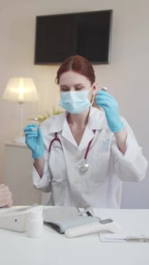 Hademe, aşıyı seçmesi için yaşlı bir adama öneriyor. İki ilaç gösteriyor ve artıları ve eksileri hakkında konuşuyor. Emeklilik maaşı alan kişi aşılardan birini kabul ediyor. Başparmağını gösteren kadın