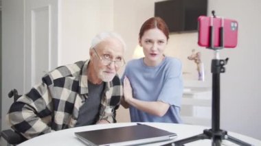 Kız telefondan yayın yapmaya başladı. O ve tekerlekli sandalyedeki adam aboneyi selamlıyor. Birbirlerini halka tanıtıp konuşurlar. Yüksek kalite 4k görüntü