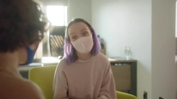 Una Joven Estudiante Con Pelo Corto Color Púrpura Está Compartiendo — Vídeo de stock