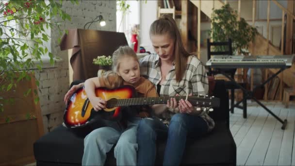 Учитель Музыки Занимается Студентом Женщина Помогает Ребенку Держать Гитару Высококачественные — стоковое видео