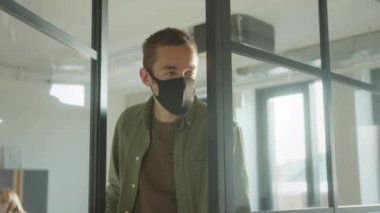 Genç bir erkek öğrenci sınıf arkadaşlarının dolabına bakar ve bazı sorular sorar. Kapatın. Yüksek kalite 4k görüntü