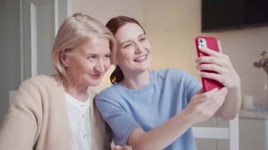 Emekli bir adam torunuyla selfie çeker. Çekici ve güzel görünüyorlar. Sonra fotoğraf çekimini bitirip çıkan görüntüleri inceliyorlar. Yüksek kalite 4k görüntü