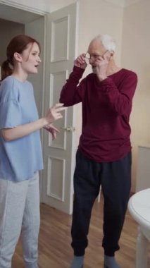 Kadın bir koç telefonda online yayın yapmaya başlıyor. Yaşlı bir adamla antrenman yapıyor. Kollarını sallayıp egzersizin özünü anlatıyorlar.