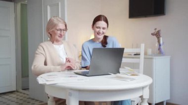 Kız ve emekli, interlocutorları sevinçle selamlıyor. Gülümsüyorlar ve gülüyorlar. Yüksek kalite 4k görüntü